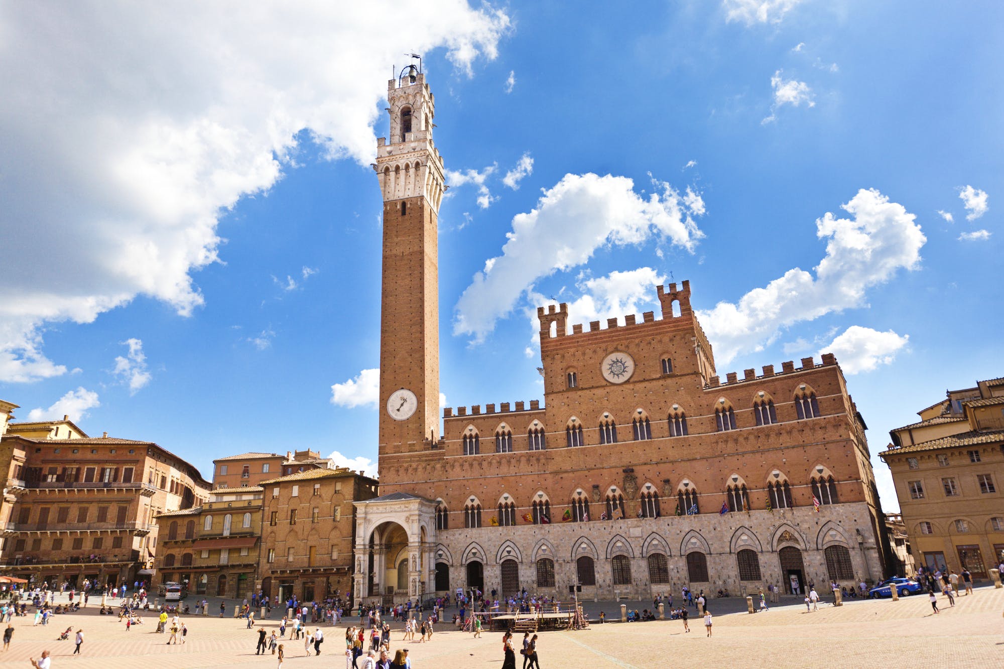 La Cappella di piazza del Campo si illumina di giallo nella “Giornata internazionale della consapevolezza sull’endometriosi”