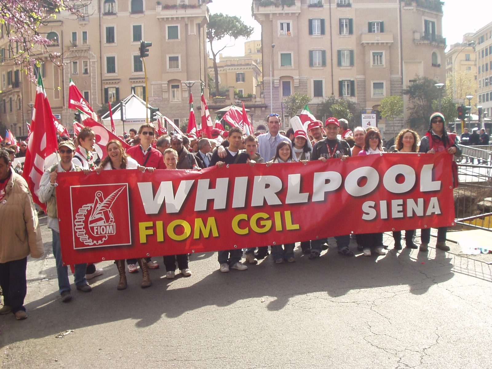 Sciopero e manifestazione lavoratori Whirlpool Siena: i sindacati invitano cittadini e forze politiche a partecipare.