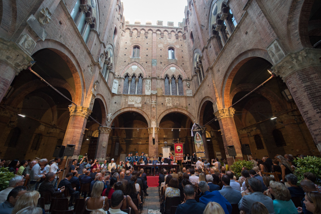 IL 26 GIUGNO LA PRESENTAZIONE DEL DRAPPELLONE PER IL PALIO DEL 2 LUGLIO REALIZZATO DAL PITTORE ROBERTO DI JULLO