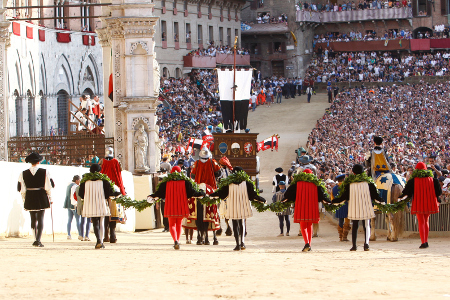 Contrada Priora della Civetta: la decisione sulla Passeggiata Storica