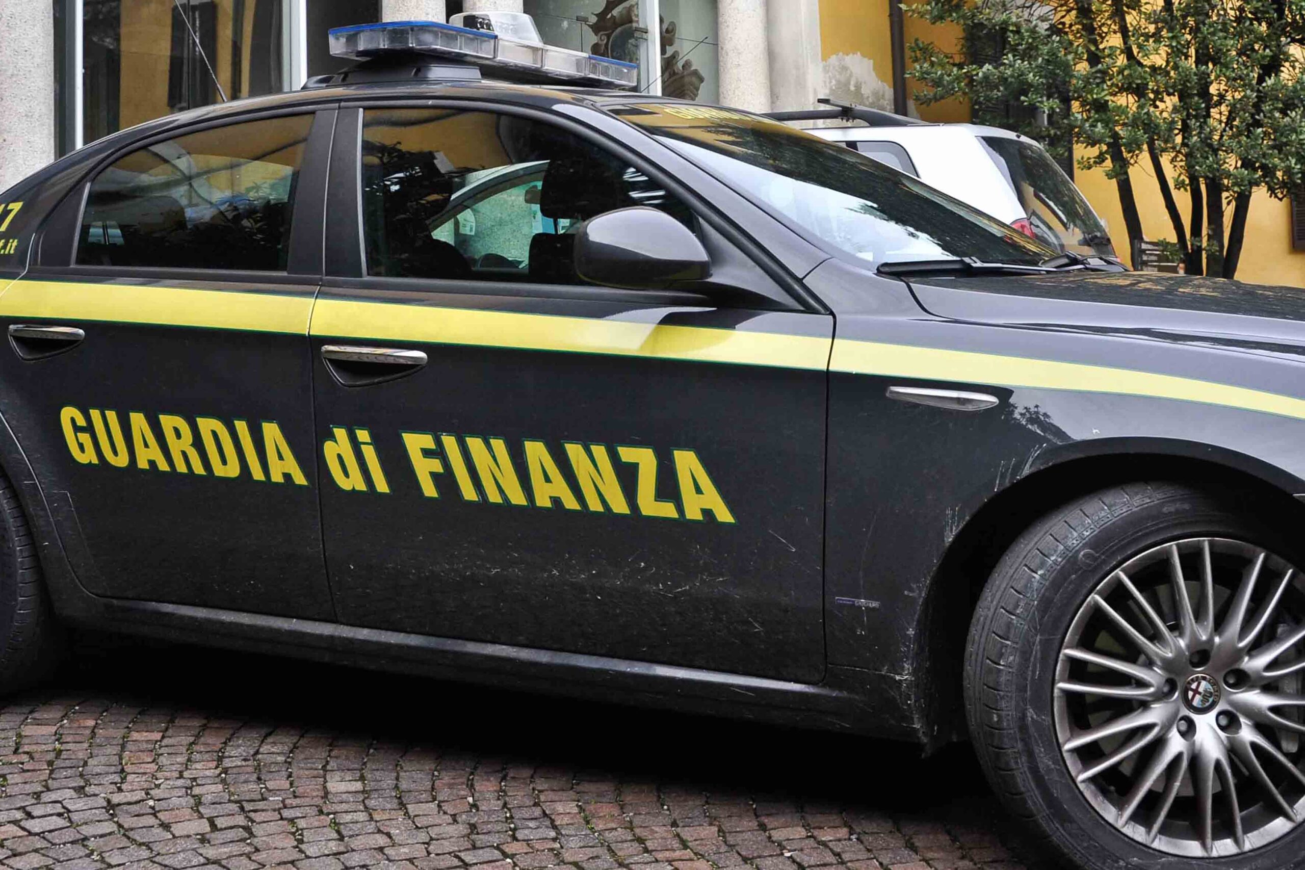 Siena: la Guardia di Finanza denuncia tre persone per abbandono illecito di oltre 52.000 kg di rifiuti speciali