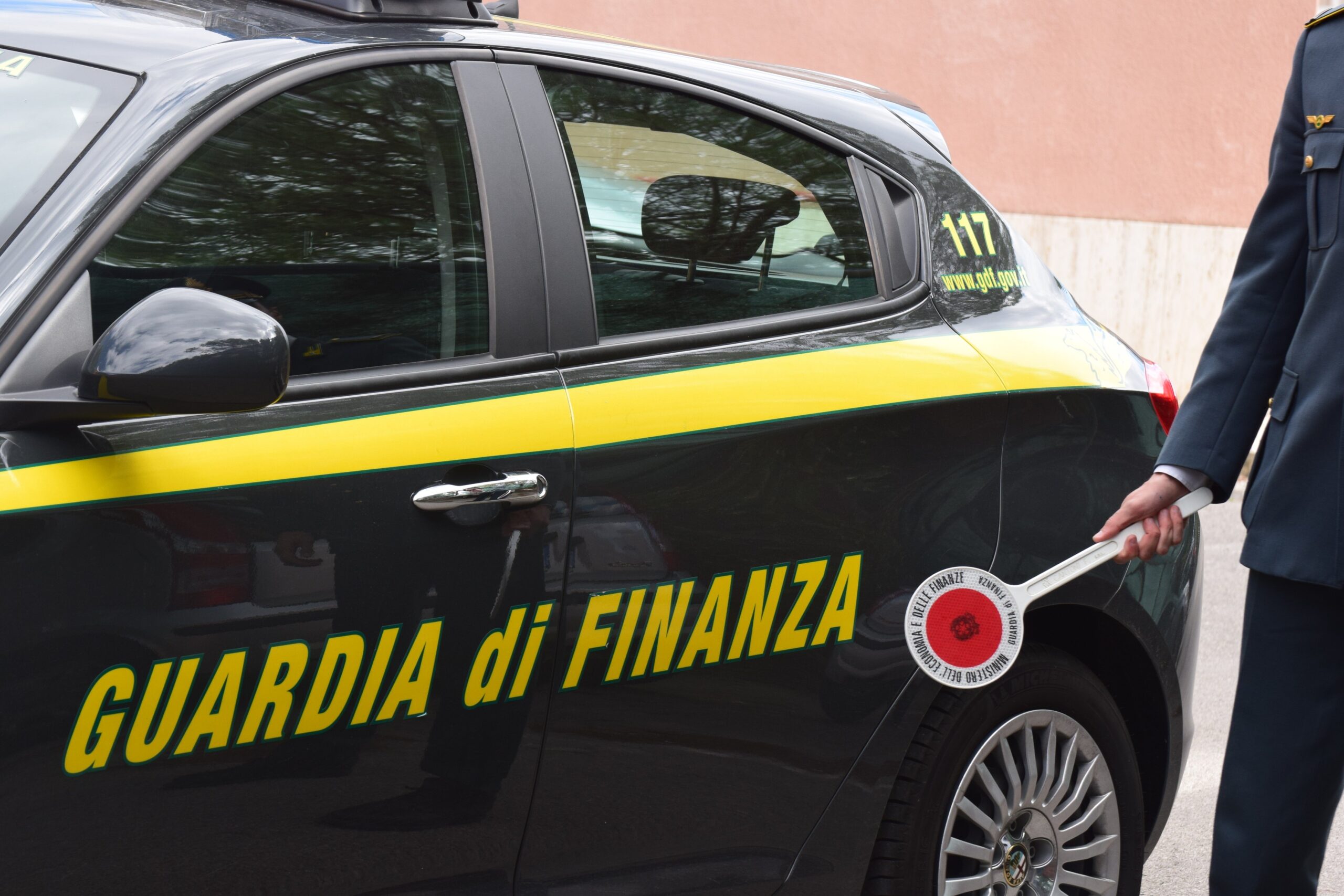 Parrucchiere arrestato a Siena dalla Guardia di Finanza per possesso e spaccio