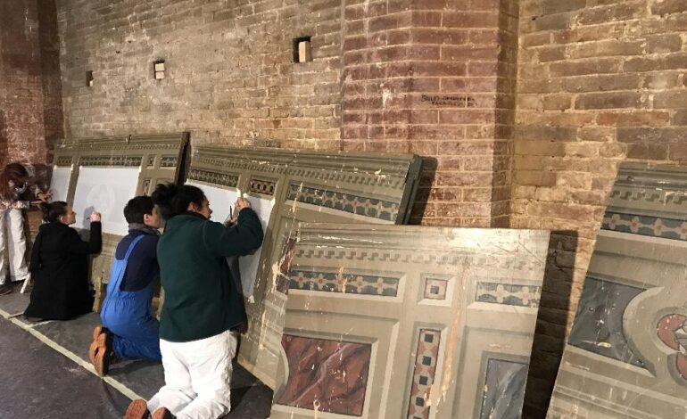 Collaborazione fra Comune di Siena e Scuola Edile  per il restauro pannelli del palco di Palazzo Berlinghieri