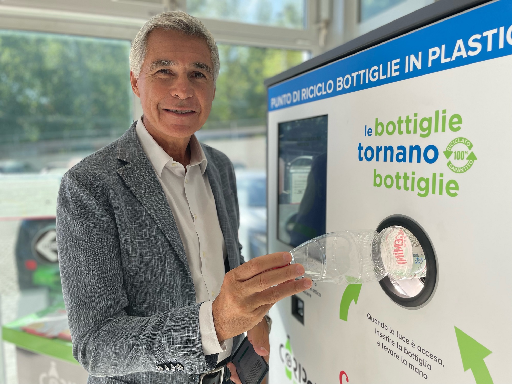 Al Carrefour Superstore di Siena arriva l’ecocompattatore per il riciclo delle bottiglie di plastica