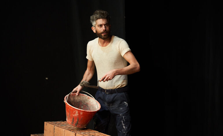 Ance Siena porta in scena la commedia ‘Muratori’ al Teatro dei Rozzi