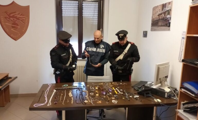 Furti in appartamento, due denunciati dai carabinieri. Dal vino agli orologi: recuperati ventimila euro di refurtiva