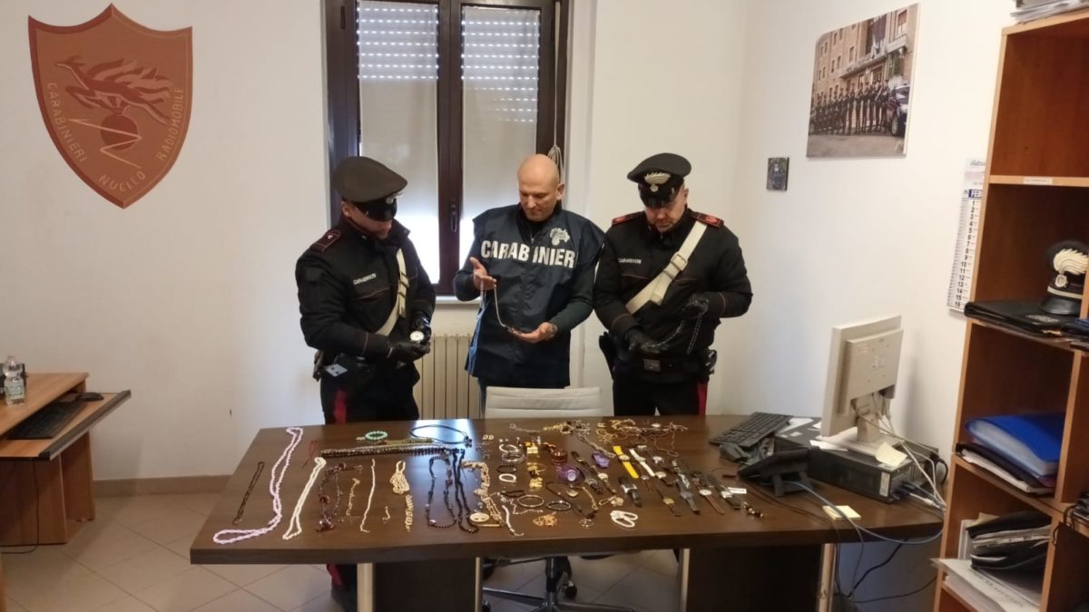 Furti in appartamento, due denunciati dai carabinieri. Dal vino agli orologi: recuperati ventimila euro di refurtiva