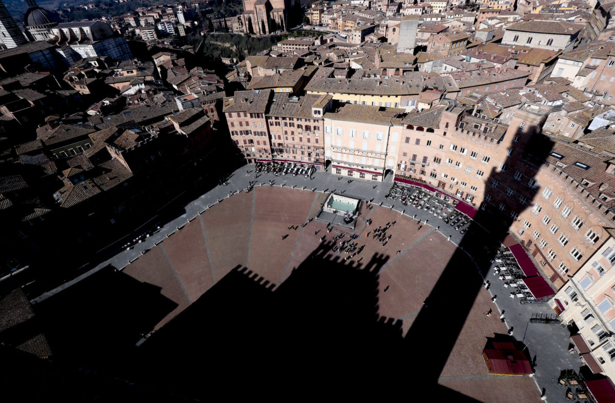 Siena, l’analisi di Confcommercio: in tre anni chiusi oltre cinquanta negozi ma tengono bar e ristoranti