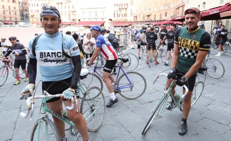 Eroica per l’ambiente, migliaia di appassionati pedalano all’insegna della sostenibilità