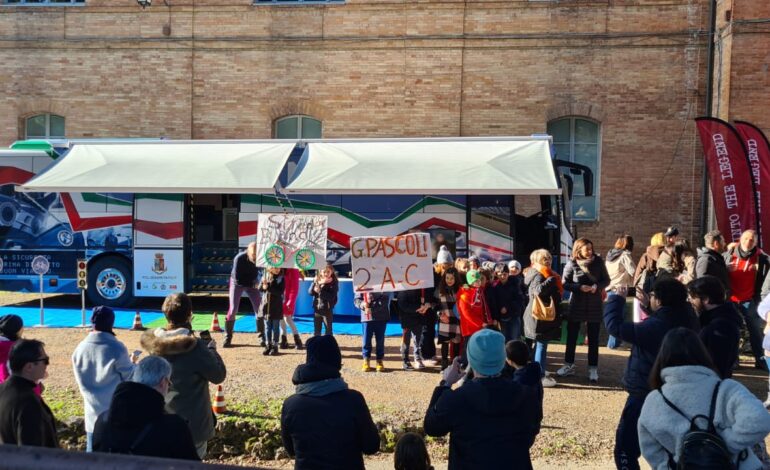 Siena. Strade Bianche apre la stagione ciclistica con il Pullman Azzurro della Polizia di Stato e l’impegno delle Forze dell’ordine con il coordinamento del Centro per la gestione della manifestazione sportiva