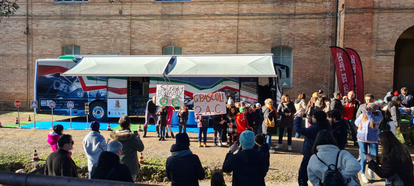 Siena. Strade Bianche apre la stagione ciclistica con il Pullman Azzurro della Polizia di Stato e l’impegno delle Forze dell’ordine con il coordinamento del Centro per la gestione della manifestazione sportiva