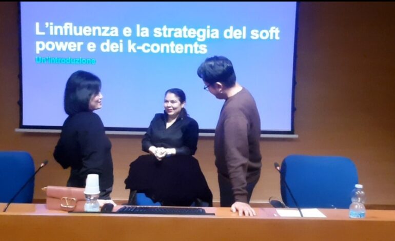 La scrittrice Murgia all’Università per stranieri: “Troppa differenza nei salari tra uomini e donne”