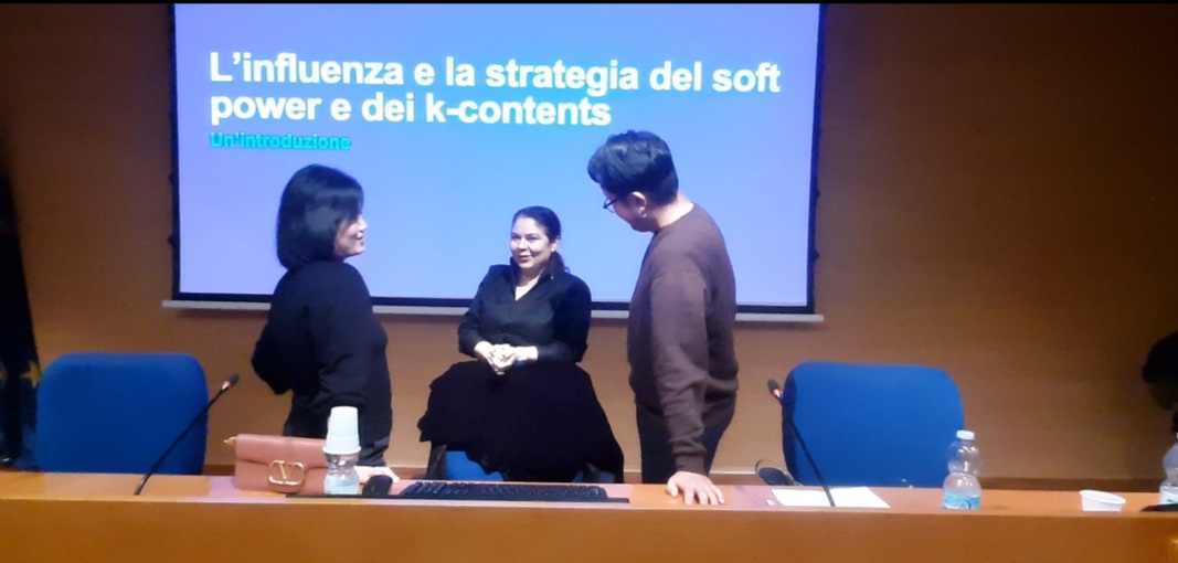 La scrittrice Murgia all’Università per stranieri: “Troppa differenza nei salari tra uomini e donne”