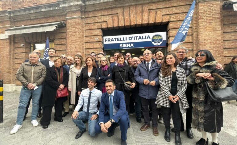 Elezioni, Fdi presenta le liste e Donzelli punzecchia gli ex-alleati: “Non hanno governato Siena nel migliore dei modi”