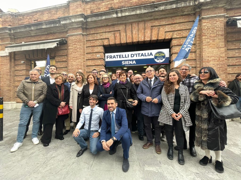 Elezioni, Fdi presenta le liste e Donzelli punzecchia gli ex-alleati: “Non hanno governato Siena nel migliore dei modi”