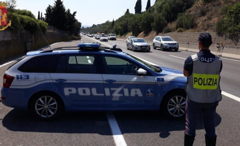 Cerca di barare agli esami della patente di guida con la tecnologia. Denunciato dalla Polizia di Stato di Siena uno straniero di 45 anni per truffa aggravata.