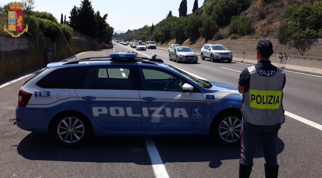 Cerca di barare agli esami della patente di guida con la tecnologia. Denunciato dalla Polizia di Stato di Siena uno straniero di 45 anni per truffa aggravata.