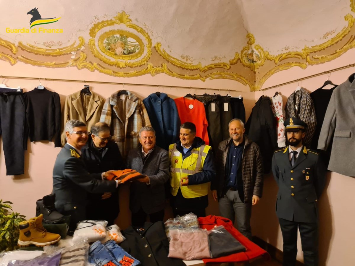 Guardia di Finanza e Procura di Siena donano quattordicimila capi d’abbigliamento alla Caritas di Chianciano