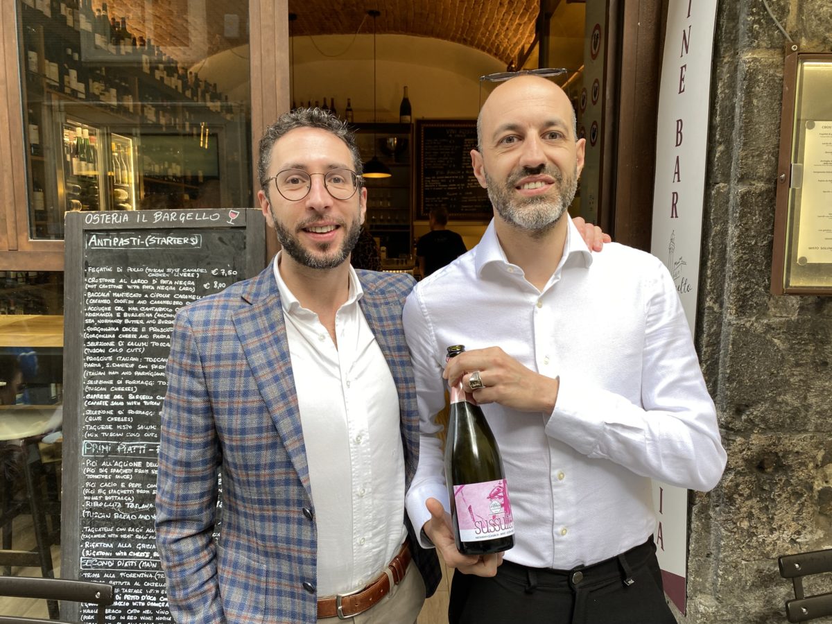 Le storie di Siena News – Tre amici senesi e un progetto tra arte e vino: “Amicinbolla”, il rosato con etichetta di Sara Cafarelli