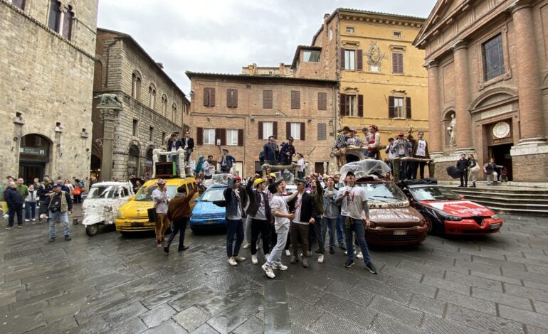 Siena applaude “La vite è bella: non ci resta che bere”, operetta 2023 delle Feriae matricularum: tutto esaurito a teatro