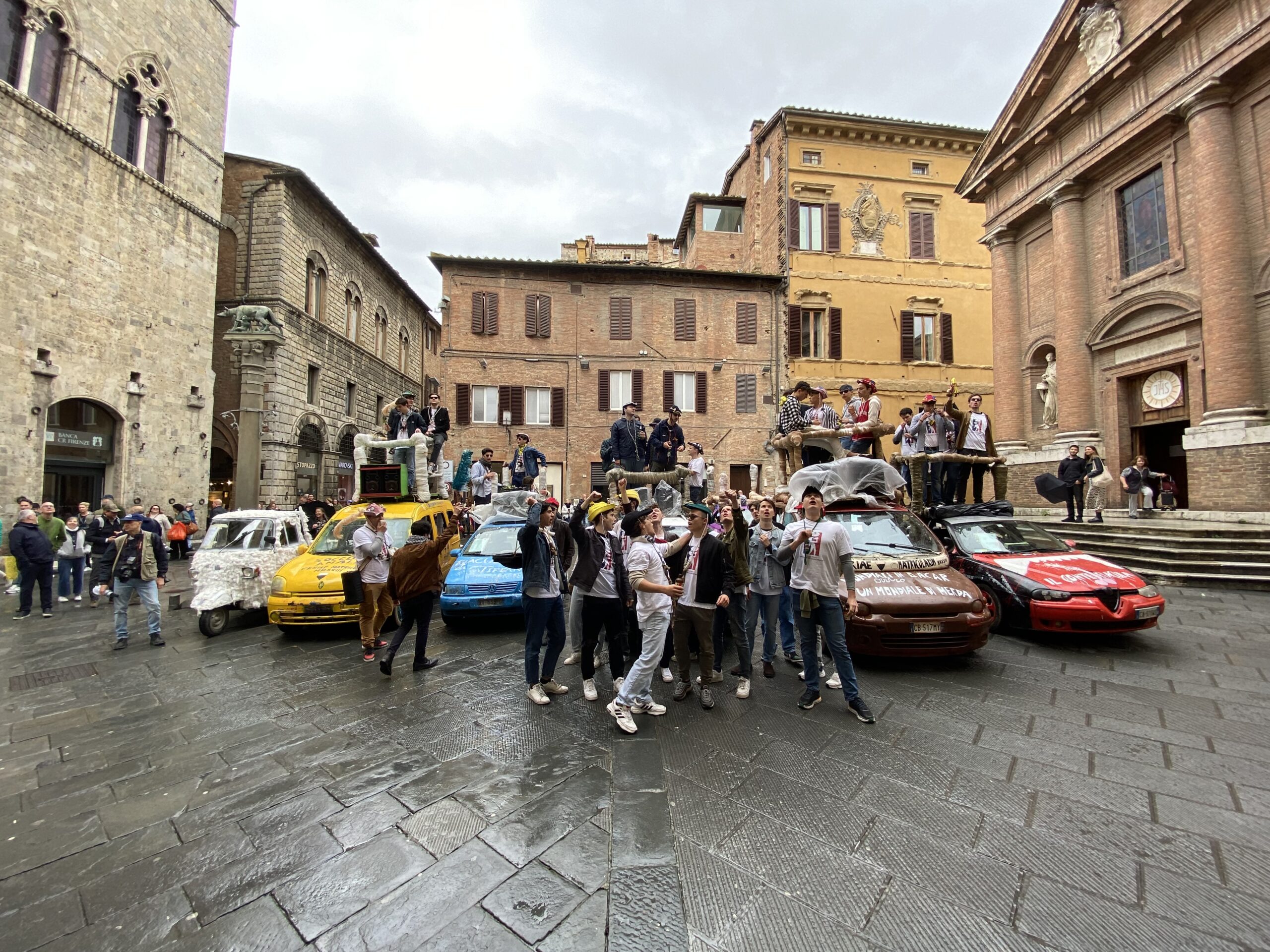 Siena applaude “La vite è bella: non ci resta che bere”, operetta 2023 delle Feriae matricularum: tutto esaurito a teatro