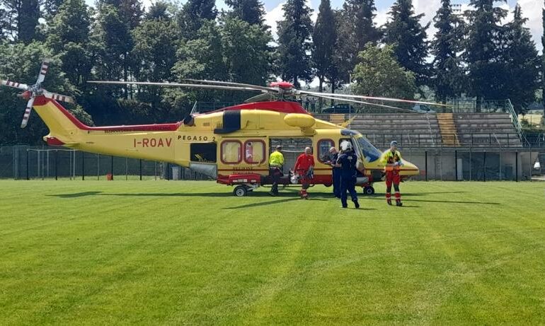 Poggibonsi, bimbo di cinque anni vola giù dal balcone