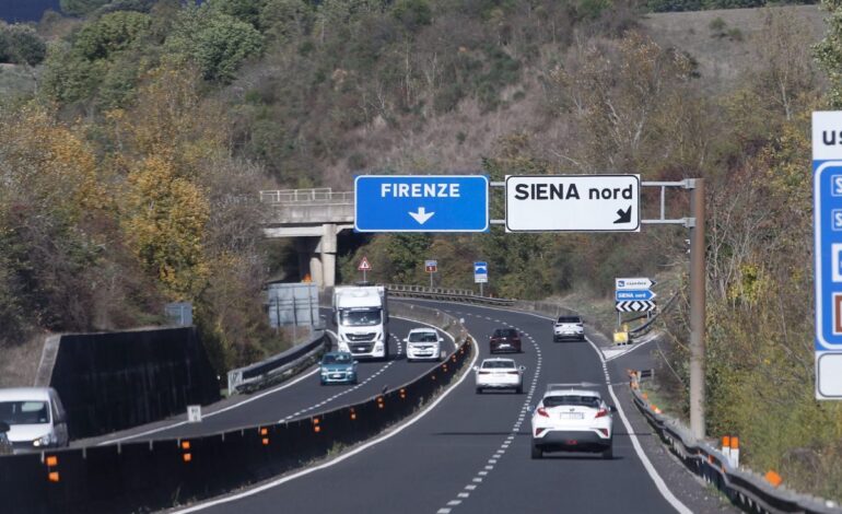 Chiusa la Siena-Firenze a Colle Val d’Elsa, accertamenti per possibili ordigni trovati a bordo strada