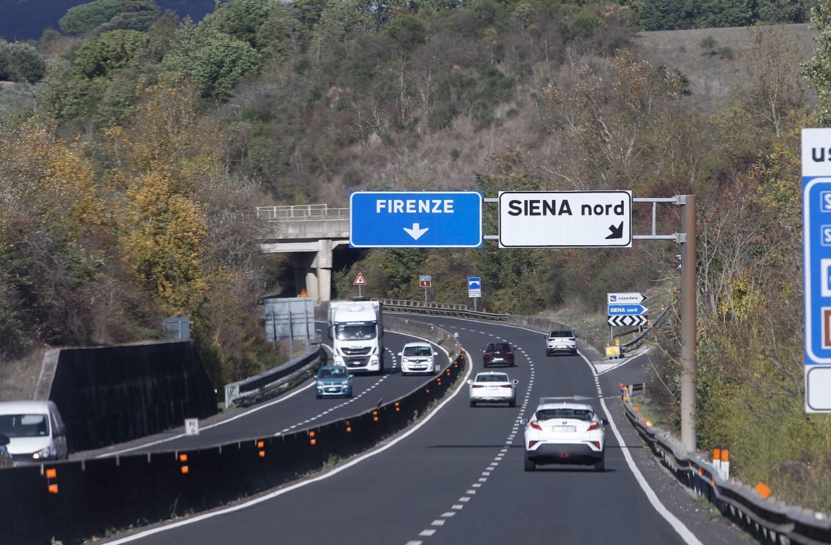 Chiusa la Siena-Firenze a Colle Val d’Elsa, accertamenti per possibili ordigni trovati a bordo strada