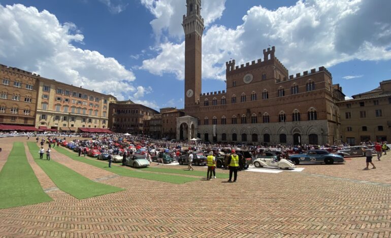 Tanti vip a seguire le 1000Miglia a Siena, Jochen Mass: “Qui è tutto magico