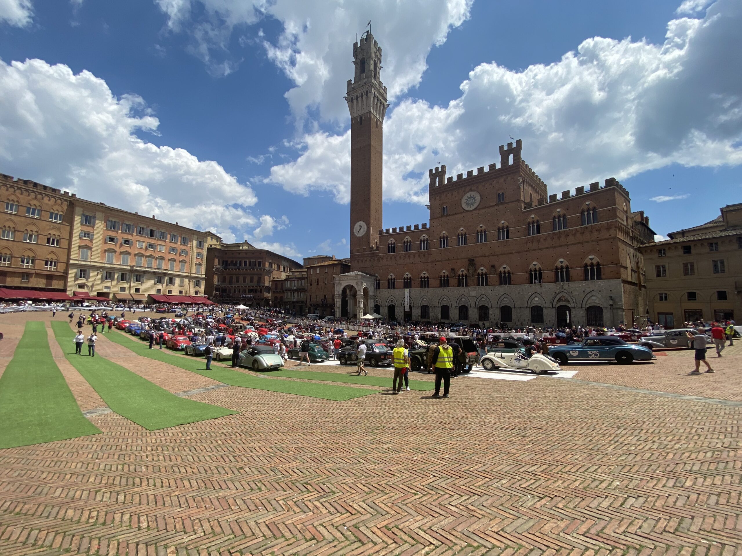 Lo spettacolo delle 1000 Miglia arriva in Piazza del Campo. Tra i presenti anche i piloti Fisichella, Mass e Naska