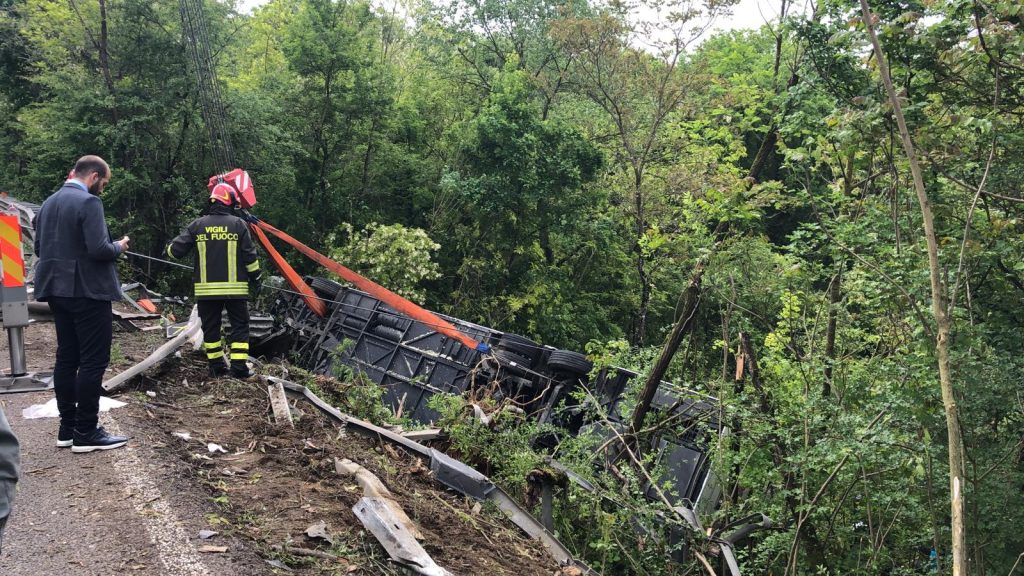 Guida turistica morì trafitta dal guard rail sulla Siena – Firenze, condannato a tre anni autista bus