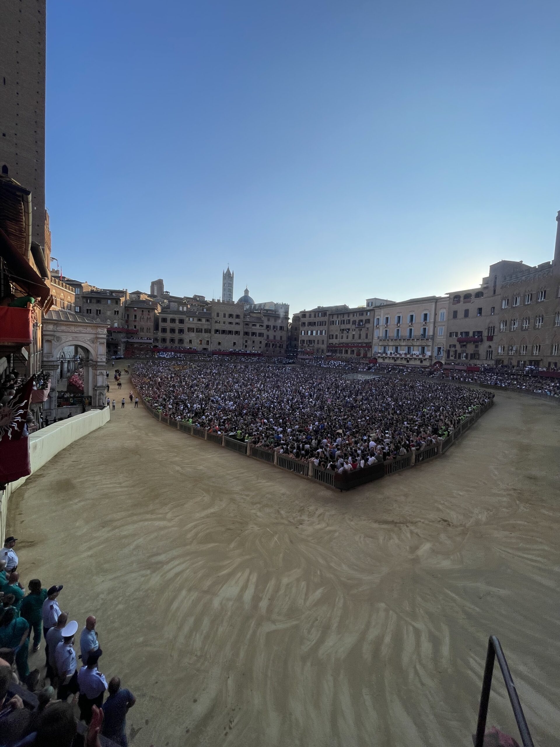 Ubriaco, cerca di entrare con l’auto in Piazza del Campo: denunciato