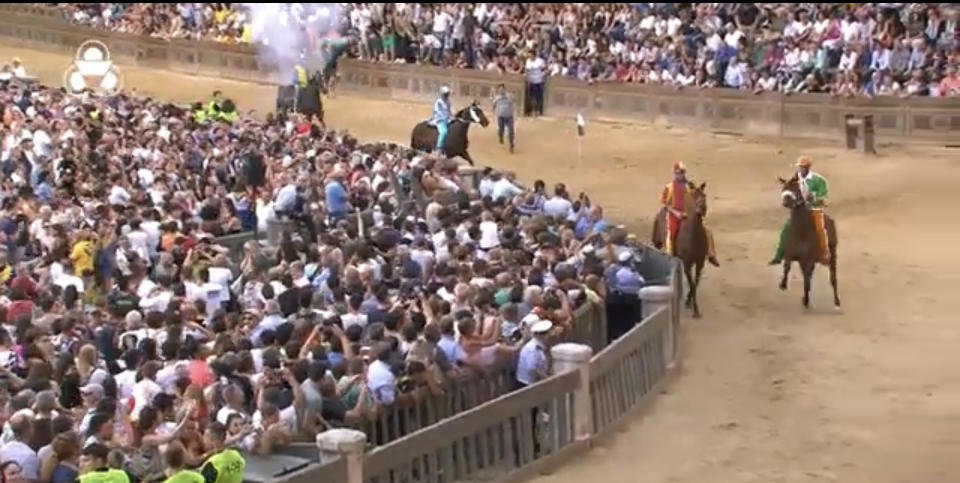 Palio, la Chiocciola vince la prima prova