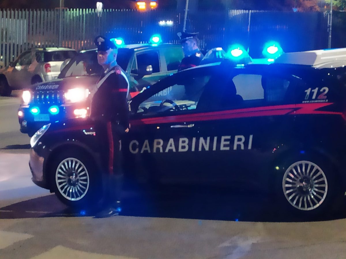 Sono a bordo di un’auto rubata con la droga: vengono denunciate e danno in escandescenza. “Sembravano Thelma e Louise”