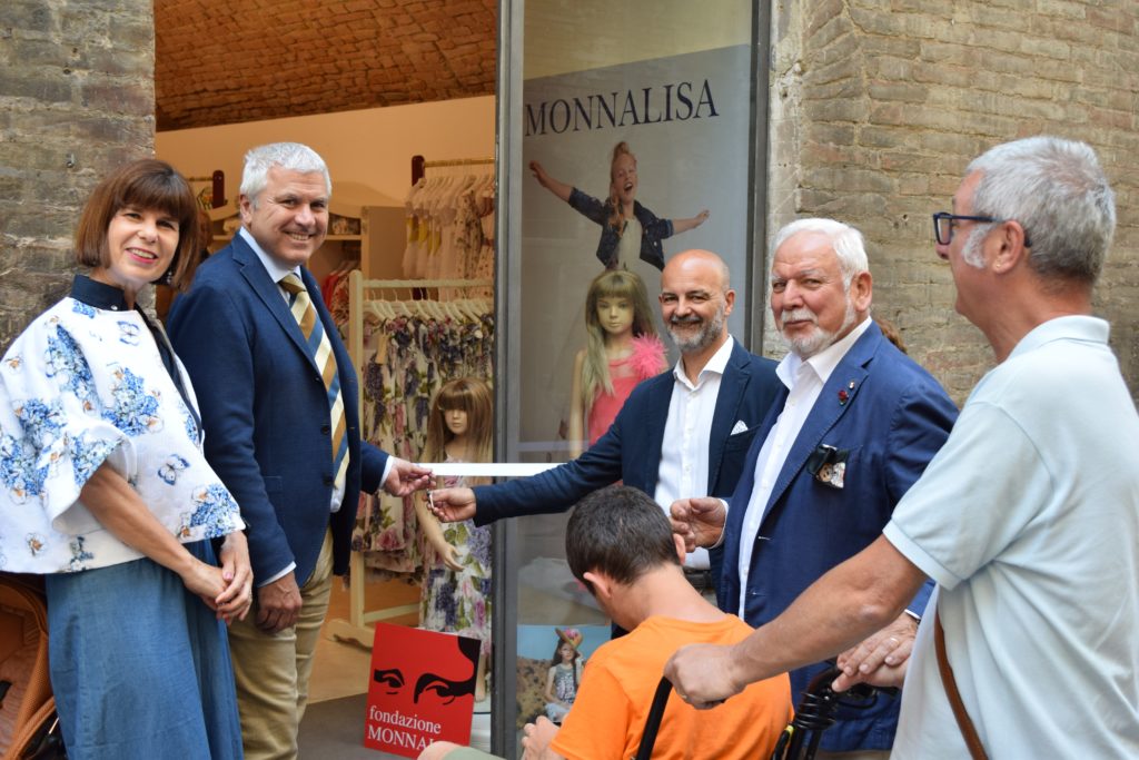 Charity Shop Monnalisa, taglio del nastro a Siena