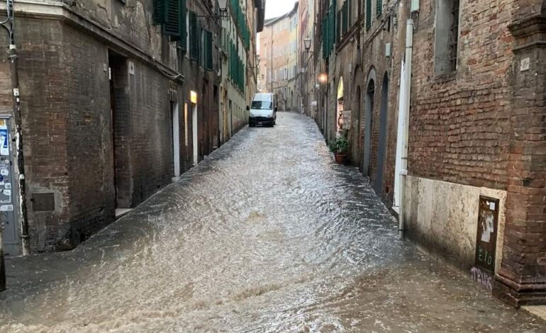 Il maltempo si abbatte su Siena: la pioggia trasforma le vie della città in fiumi