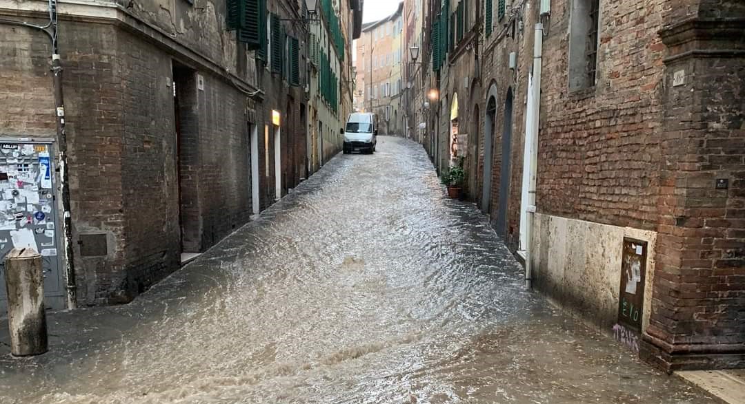 Il maltempo si abbatte su Siena: la pioggia trasforma le vie della città in fiumi