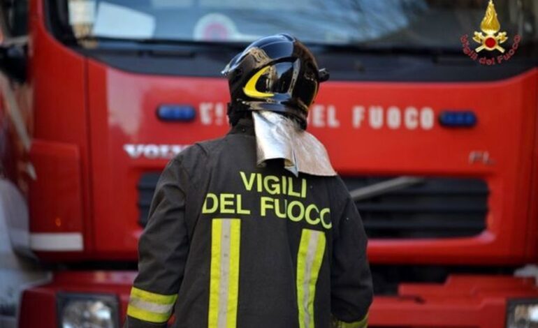 Poggibonsi, grossa infiltrazione d’acqua in un palazzo, evacuate alcune famiglie