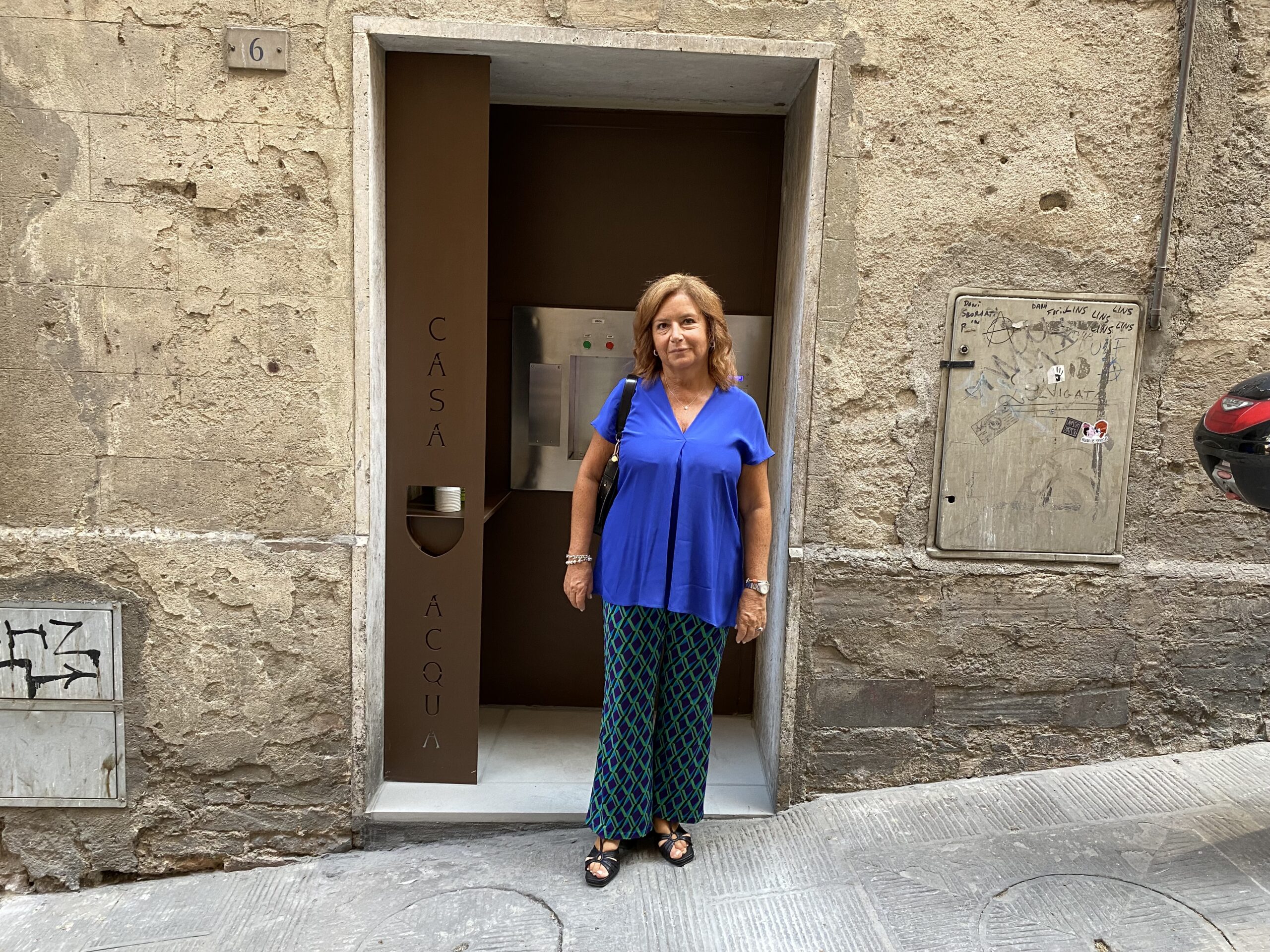 Aperto il nuovo fontanello in via Fontebranda. Barbara Magi: “Una soluzione per l’ambiente”