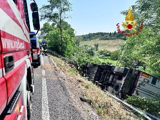 Camion finito fuori strada, al via le operazioni di rimozione, ecco quando sarà chiusa la tangenziale