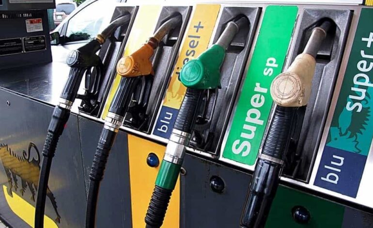 Anche a Siena la benzina torna sopra i due euro, l’estate scalda il caro carburanti