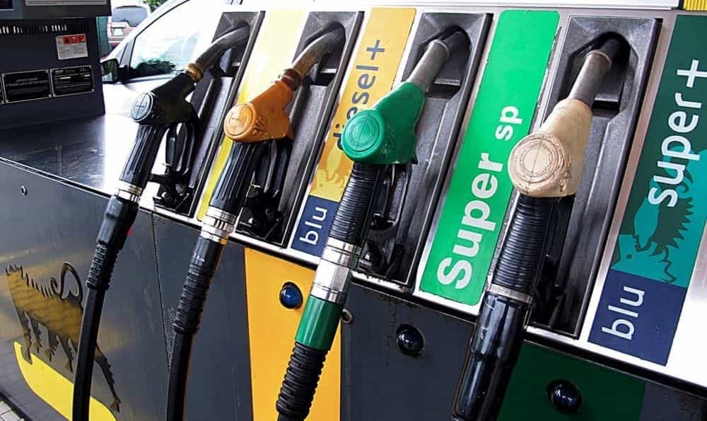 Anche a Siena la benzina torna sopra i due euro, l’estate scalda il caro carburanti