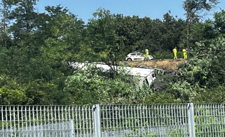 Camion fuori strada sulla Siena – Firenze, finisce nella scarpata. Trentaquattrenne in ospedale