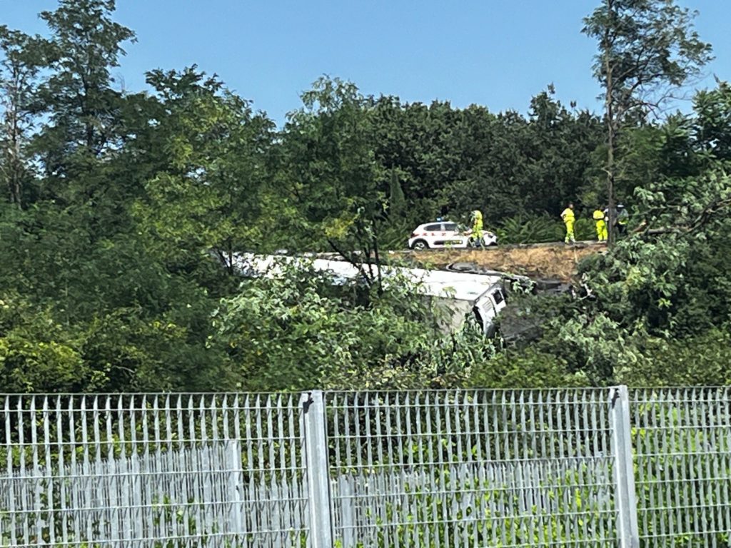 Camion fuori strada sulla Siena – Firenze, finisce nella scarpata. Trentaquattrenne in ospedale