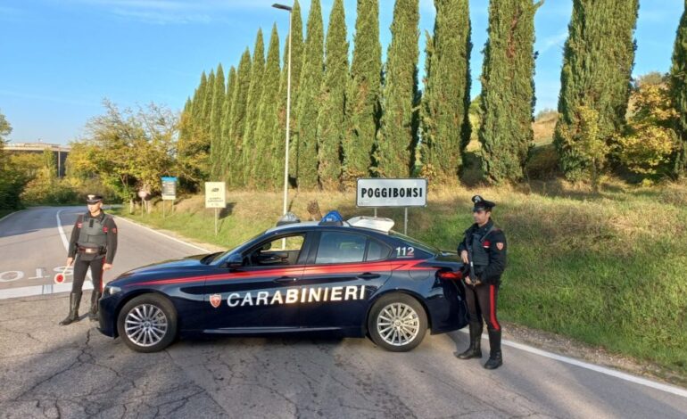 Minaccia un barista con un coltello, tenta di rapinare una signora e aggredisce i carabinieri: arrestato