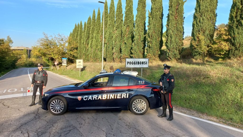 Minaccia un barista con un coltello, tenta di rapinare una signora e aggredisce i carabinieri: arrestato