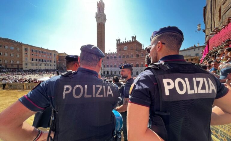 Deve scontare una condanna in carcere, la polizia lo trova in un albergo nei giorni di Palio