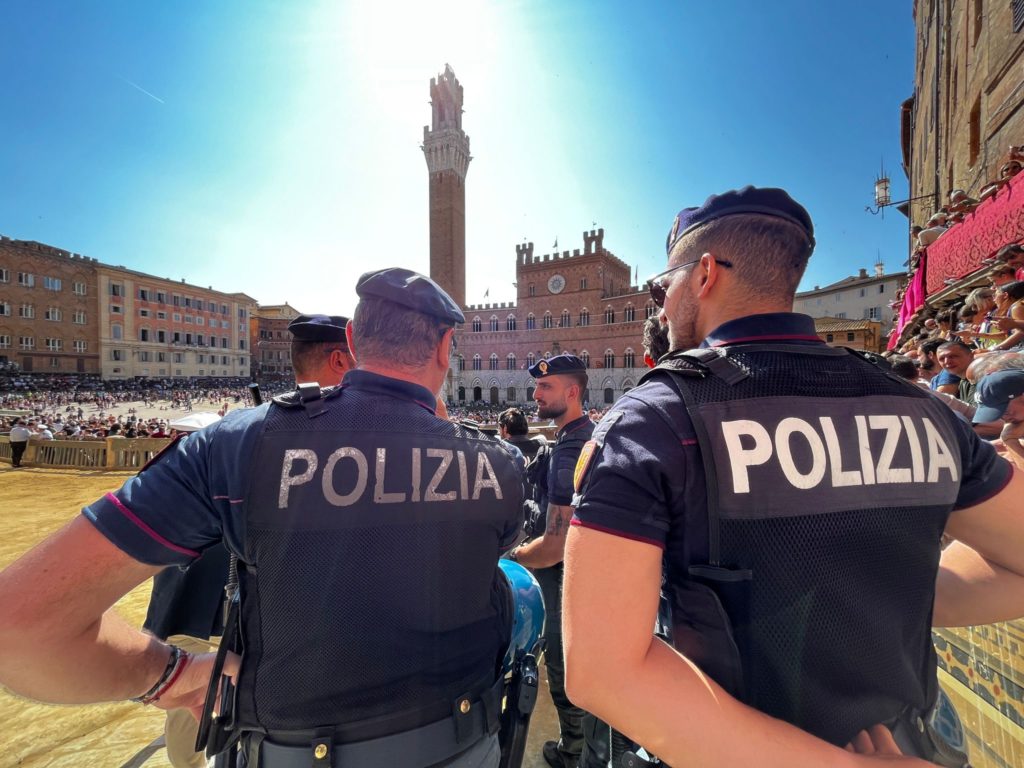 Deve scontare una condanna in carcere, la polizia lo trova in un albergo nei giorni di Palio