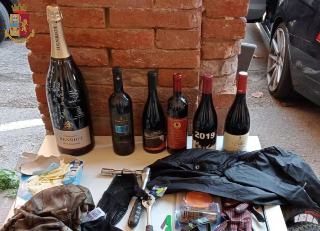 Trovano la polizia e fuggono: fermati e denunciati, avevano rubato bottiglie di vino e ruote di una bicicletta