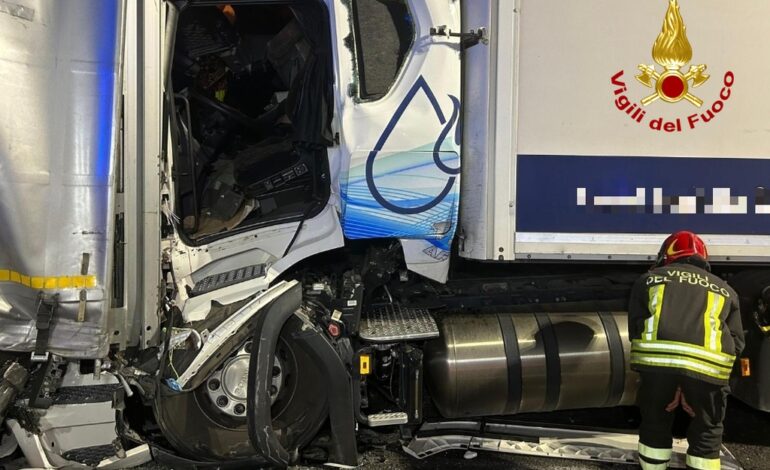 Scontro tra camion, paura in autostrada a Montepulciano